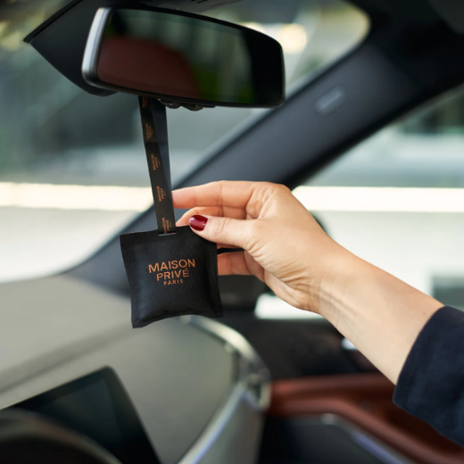 Kvapas automobiliui Maison Prive "RAUDONOS UOGOS IR VANILĖ" paveikslėlis
